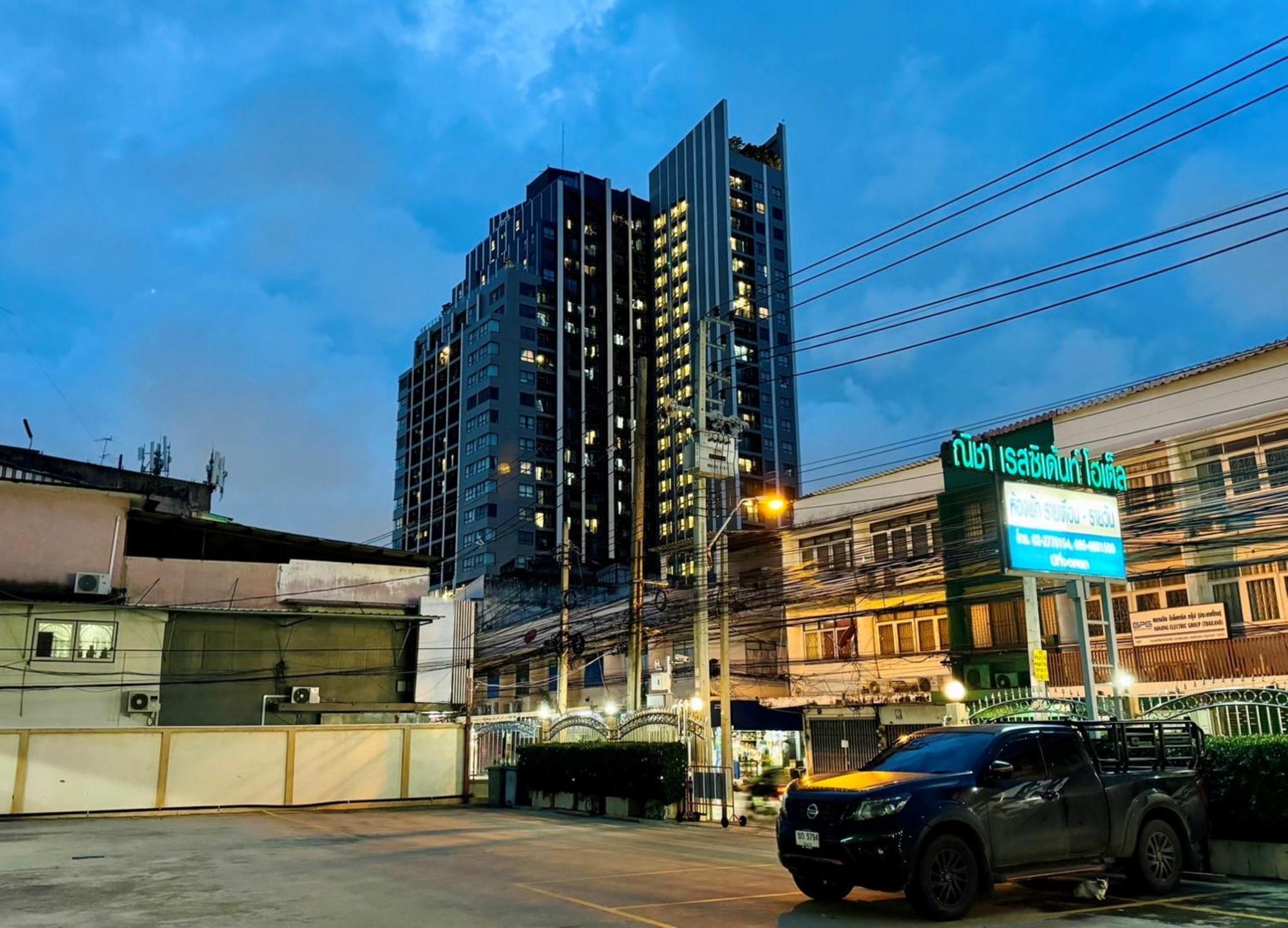 Nicha Residence Hotel Bangkok Exterior photo