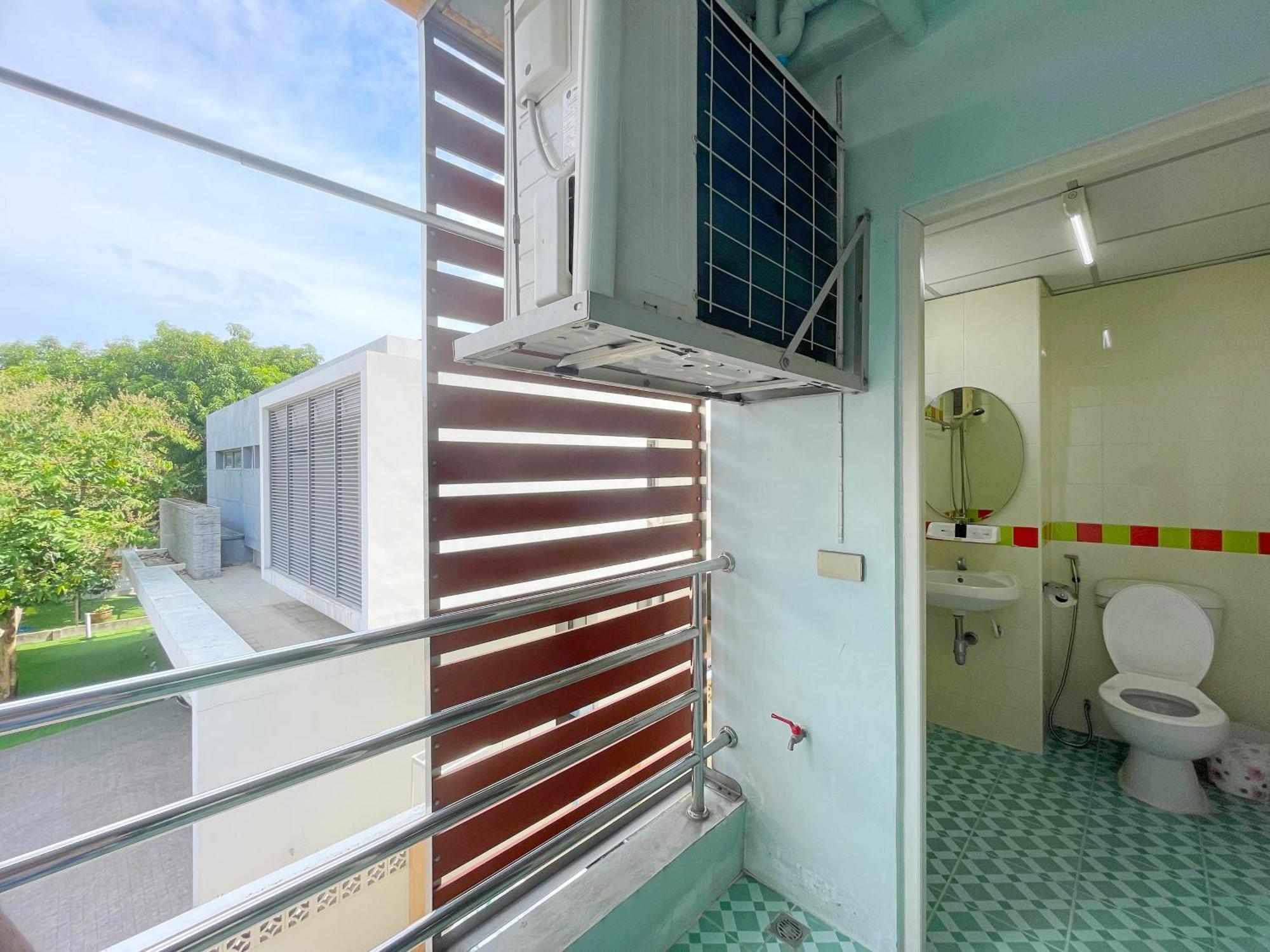 Nicha Residence Hotel Bangkok Exterior photo