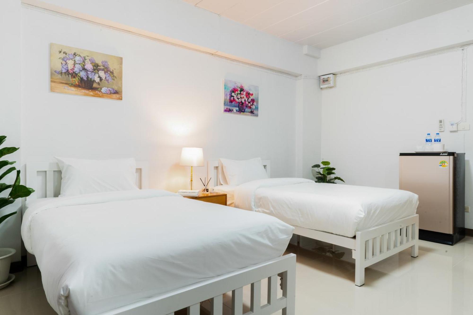 Nicha Residence Hotel Bangkok Exterior photo